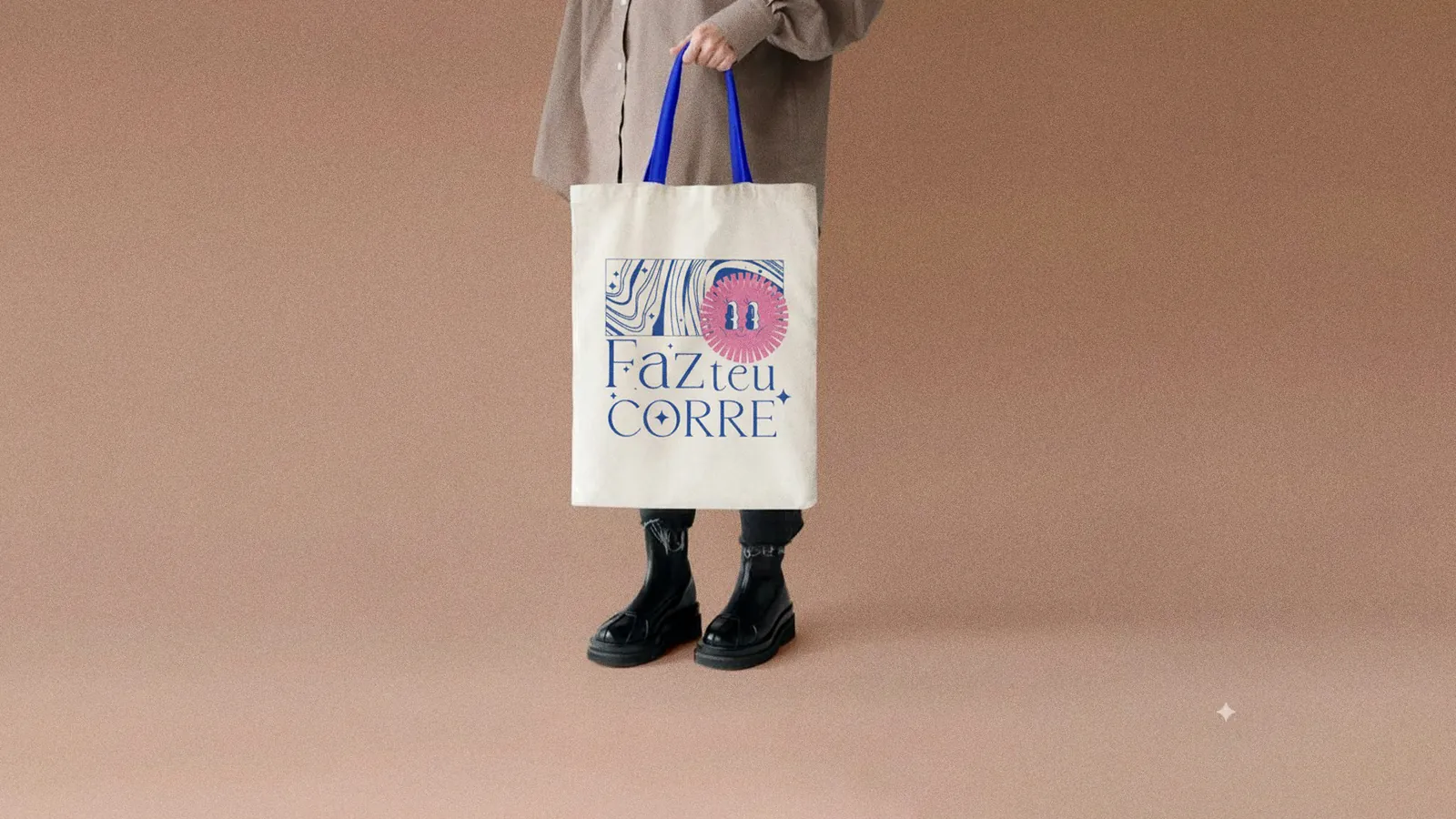 Ecobag com o lettering caligráfico em azul sobre fundo bege, com alça azul