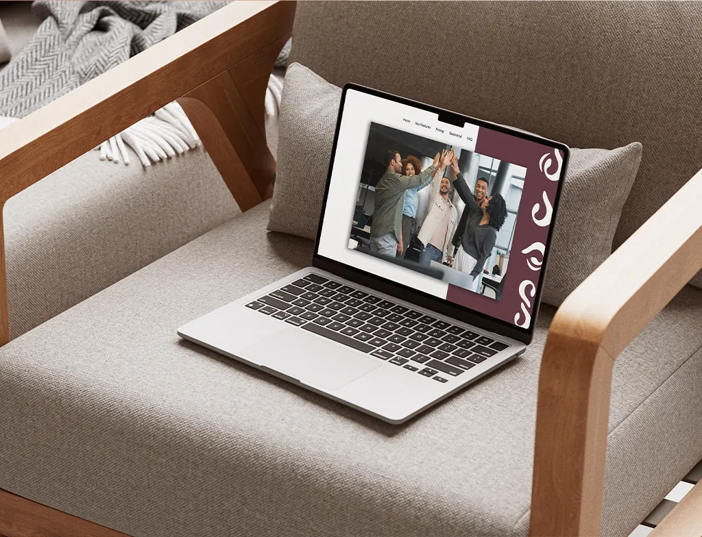 Notebook sobre poltrona com a apresentação da marca na tela