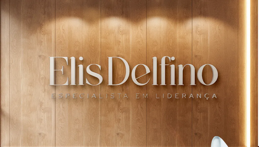 Logo Elis Delfino em letras metálicas sobre painel de madeira