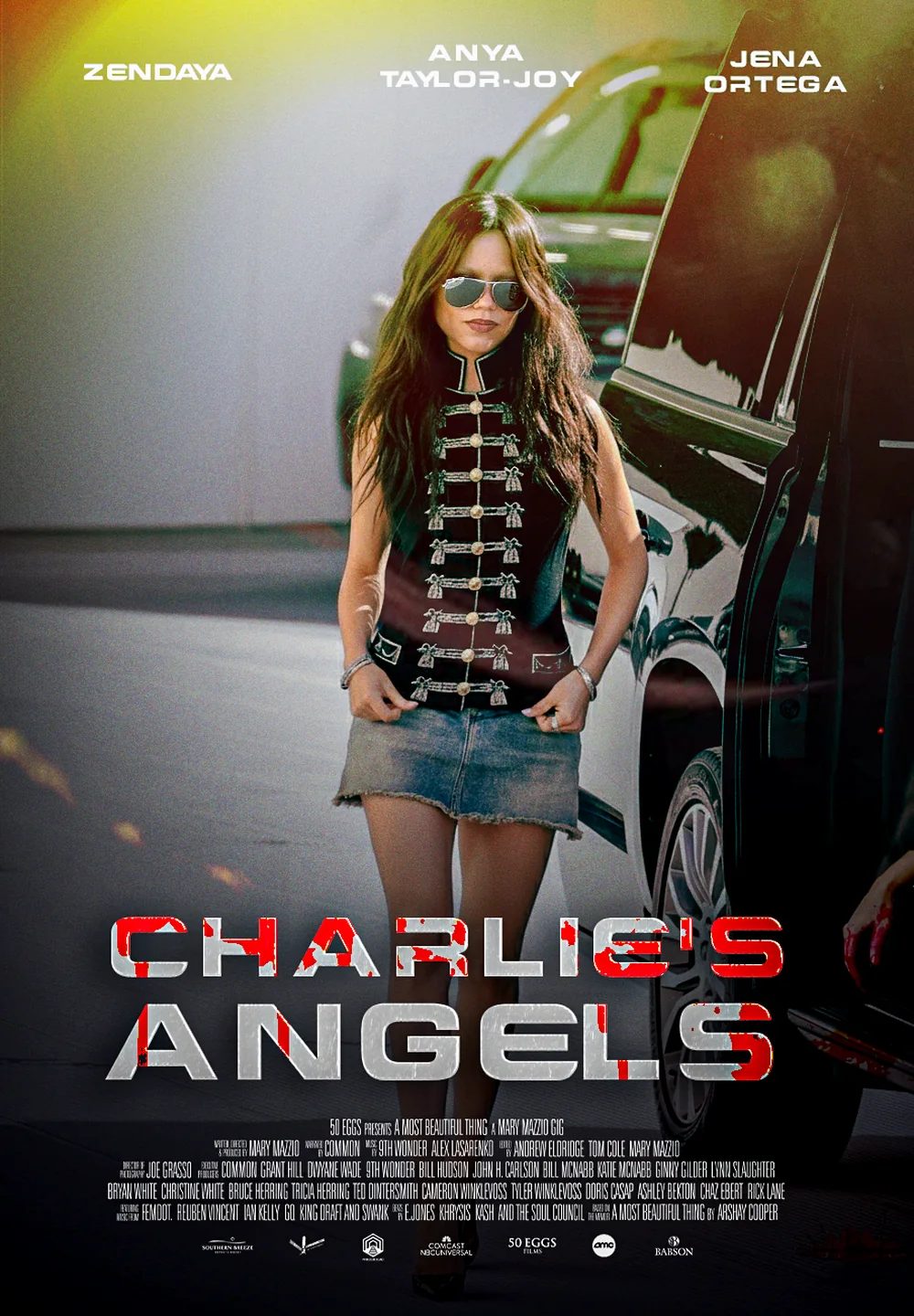 Cartaz de Charlie's Angels com Jena Ortega diante de um carro, título vermelho e branco