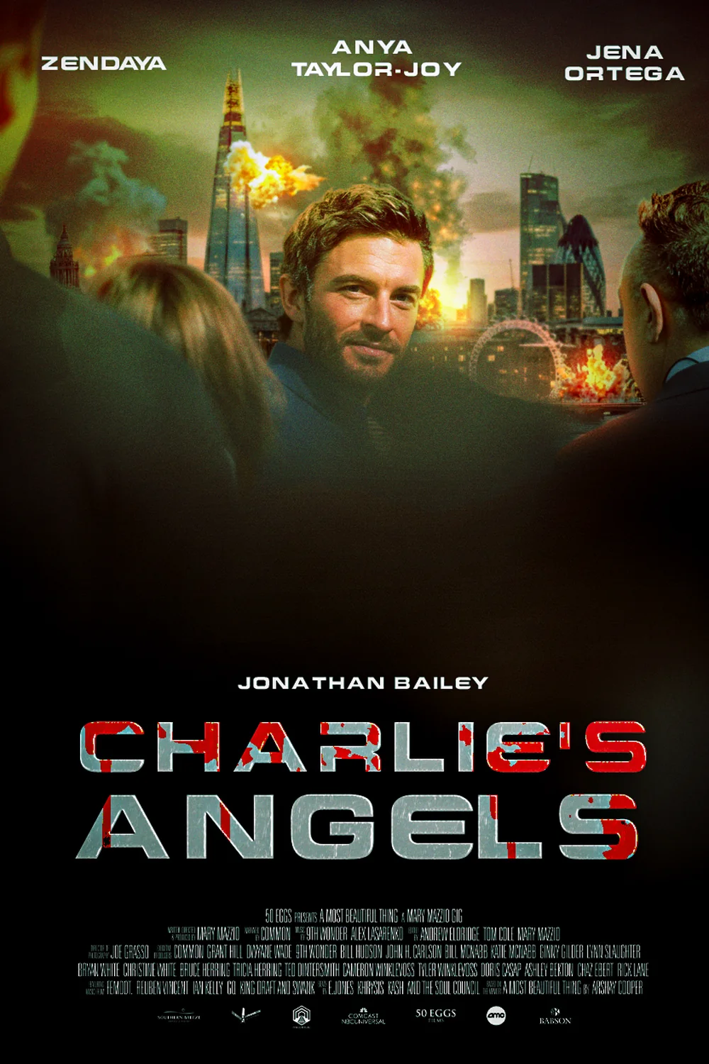 Cartaz de Charlie's Angels com Jonathan Bailey e uma cidade em chamas ao fundo