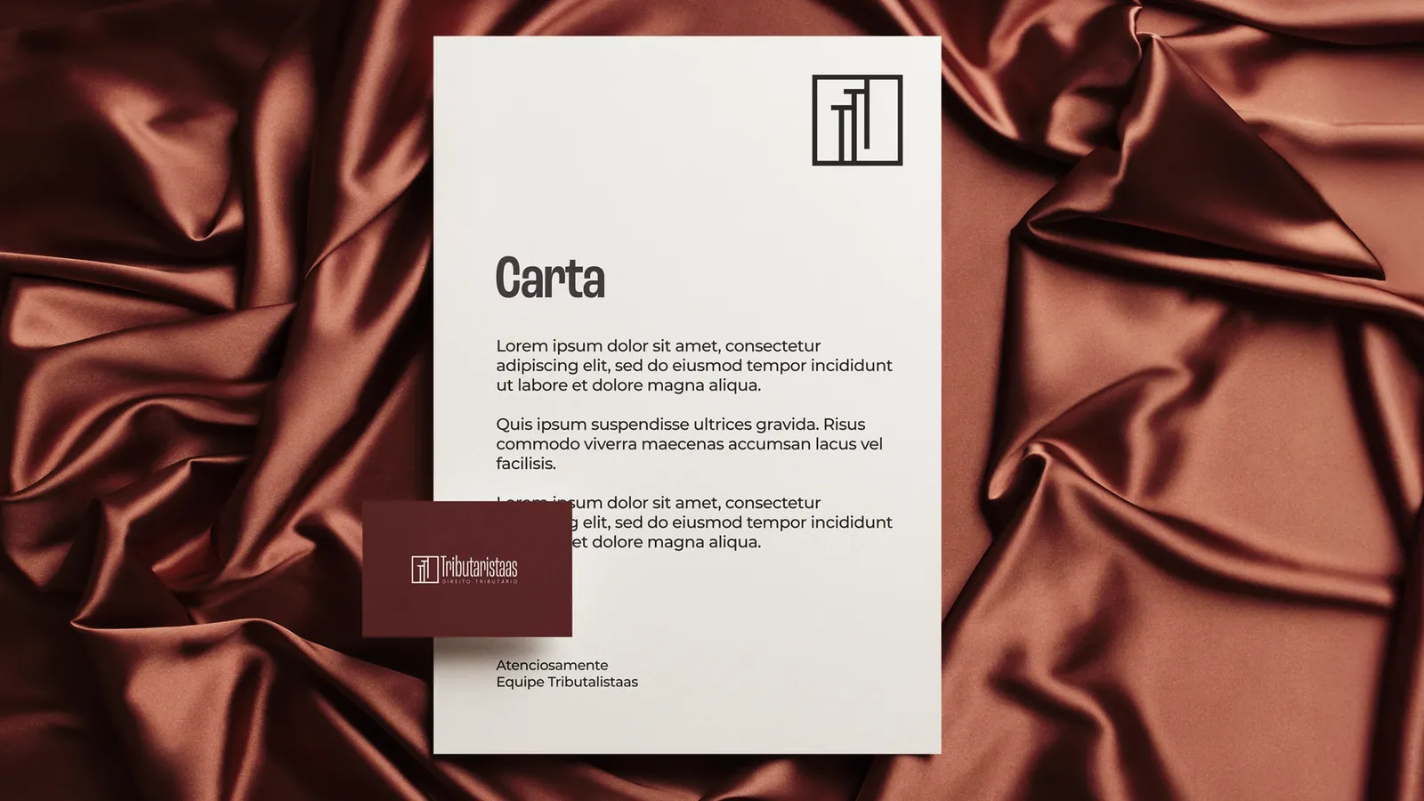 Carta timbrada e cartão sobre tecido acetinado marrom