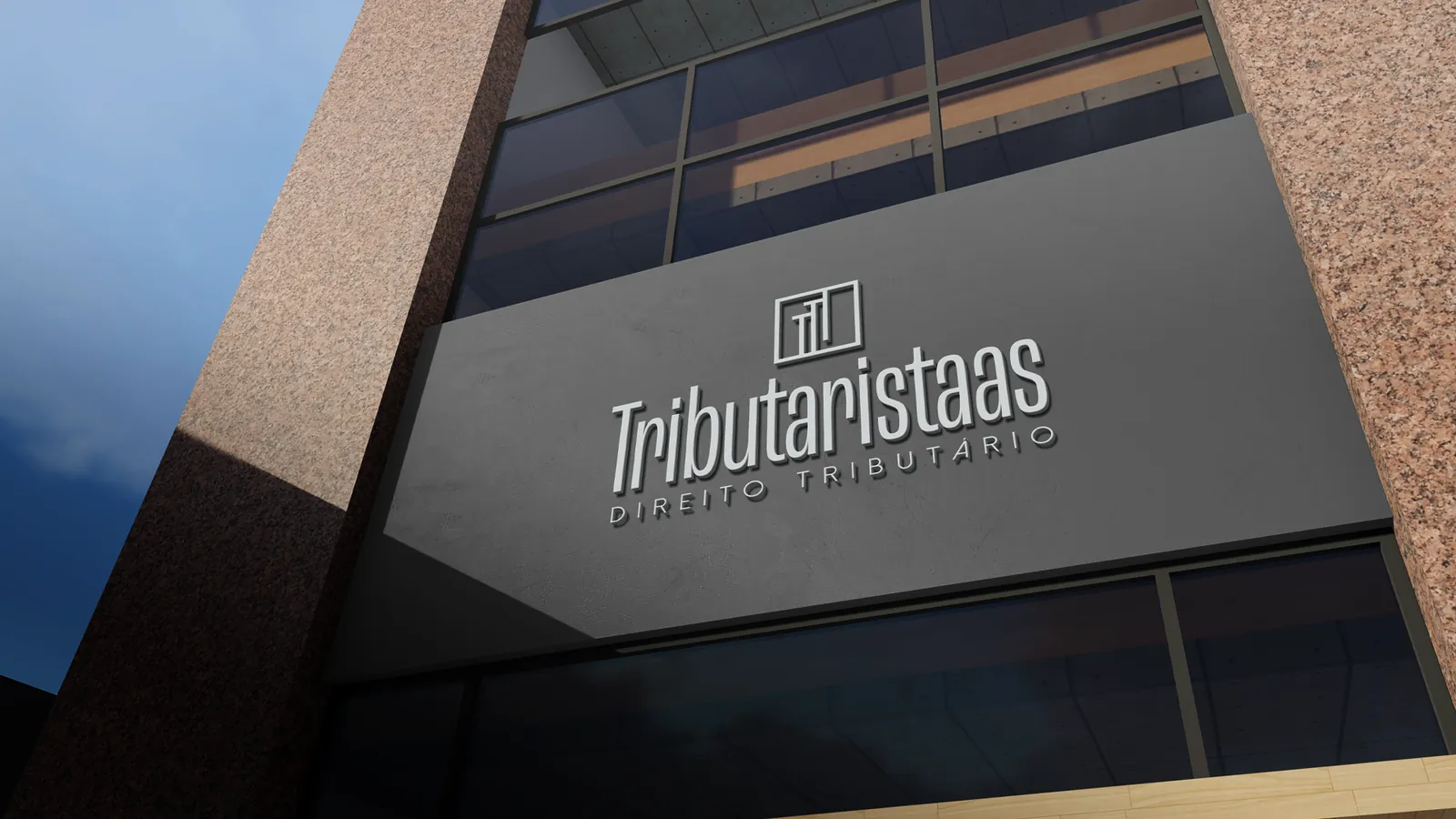 Logotipo em placa metálica na fachada de um prédio