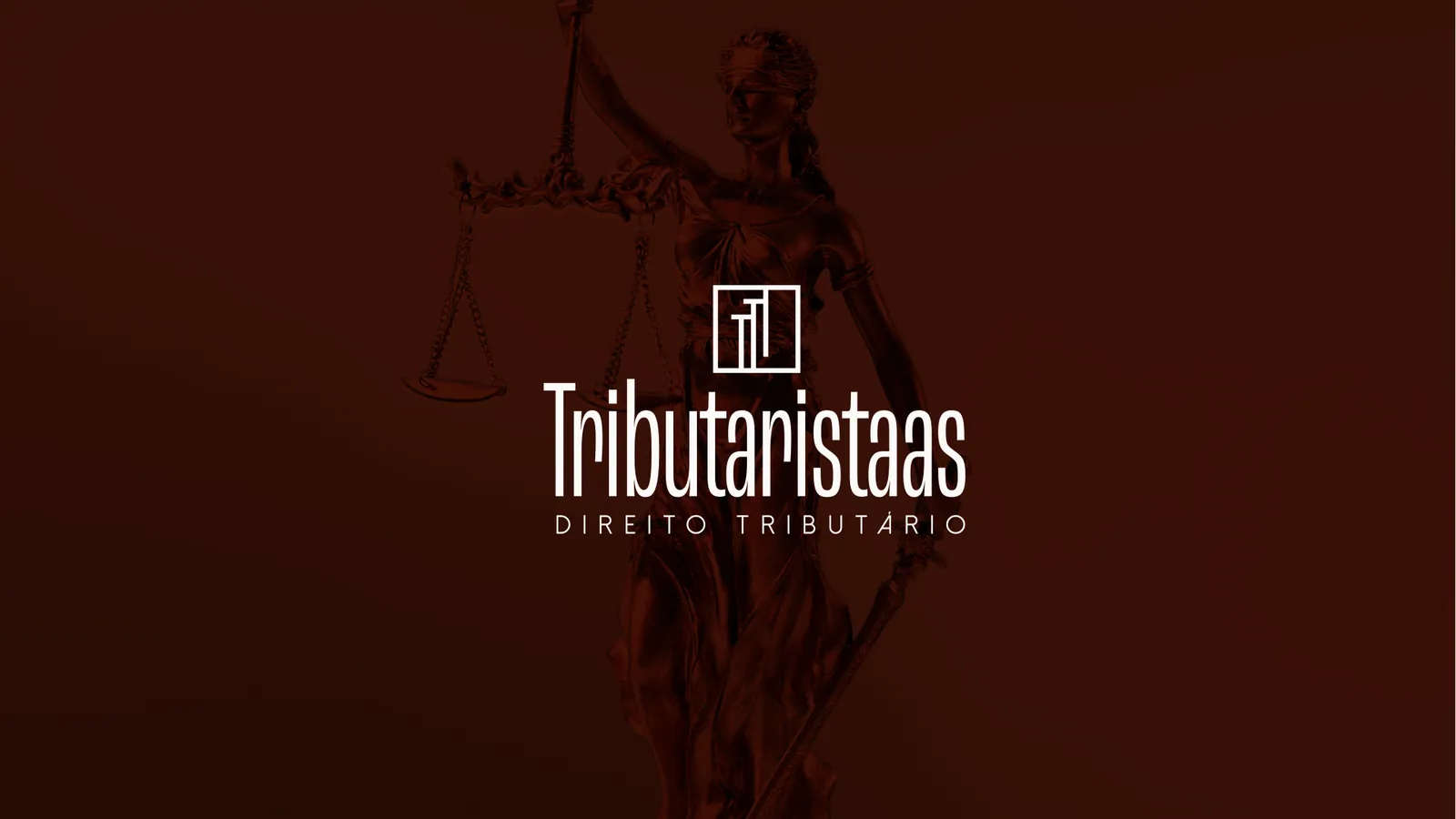 Logotipo Tributaristaas em branco sobre a estátua da Justiça em tom vinho